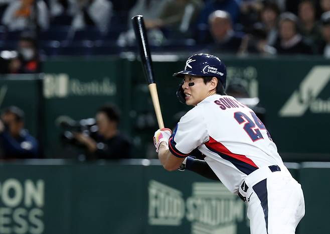 16일 일본 도쿄돔에서 열린 2025 K베이스볼 시리즈 대한민국과 일본의 평가전. 1회말 2사 주자 없는 상황 송성문이 안타를 때리고 있다. 사진 | 도쿄=연합뉴스