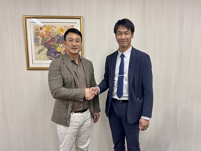 16일 아시아쿼터제를 통해 SSG에 입단한 NPB 소프트뱅크 출신 베테랑 투수 다케다 쇼타가 김재현 SSG 단장(왼쪽)과 악수를 나누고 있다. 사진 | SSG 랜더스