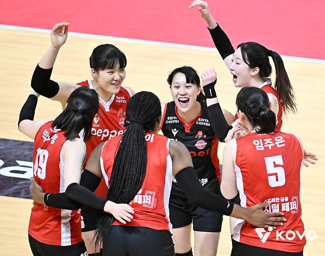 기뻐하는 페퍼저축은행 선수들. 제공 | 한국배구연맹