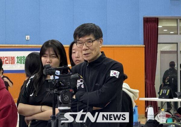 대한스포츠스태킹협회 이세환 부회장이 '제18회 전국학교스포츠클럽축전' 스포츠스태킹 대회 경기를 지켜보고 있다. /사진(밀양)=강의택 기자