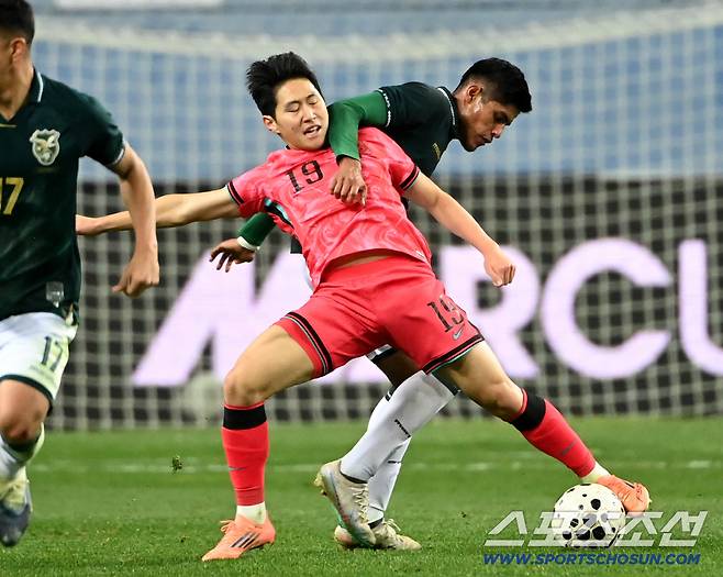 14일 대전월드컵경기장에서 열린 대한민국과 볼리비아의 A매치 평가전. 이강인이 공을 다투고 있다. 대전=허상욱 기자wook@sportschosun.com/2025.11.14/