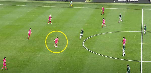 대한민국-볼리비아전 전반 10분, 한국 진영 깊숙한 곳까지 내려와 패스 줄 곳을 찾는 이강인. 공을 잡아 패스할 때까지 9초가 걸렸다. 중계화면 캡쳐