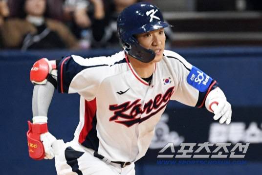 2025 K-BASEBALL SERIES 대한민국과 체코의 평가전이 8일 고척스카이돔에서 열렸다. 2회말 무사 2루 박해민이 기습 번트를 대고 있다. 고척=박재만 기자 pjm@sportschosun.com/2025.11.08/