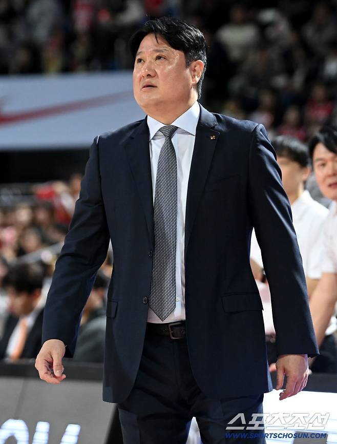17일 잠실학생체육관에서 열린 프로농구 서울 SK와 수원 KT의 경기. KT 문경은 감독이 경기를 지켜보고 있다. 잠실학생체=허상욱 기자wook@sportschosun.com/2025.11.17/