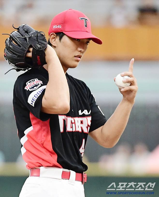 28일 인천 SSG랜더스필드에서 열린 KBO리그 SSG와 KIA의 경기. 선발 투구를 준비하고 있는 KIA 이의리. 인천=송정헌 기자songs@sportschosun.com/2025.08.28/