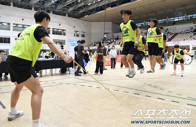 2025 서울림 운동회가 25일 서울 관악구 서울대학교 종합체육관에서 열렸다. 학생들이 단체 줄넘기 경기를 하고 있다. 정재근 기자 cjg@sportschosun.com/2025.10.25/