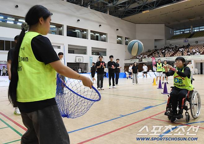 2025 서울림 운동회가 25일 서울 관악구 서울대학교 종합체육관에서 열렸다. 참가 학생들이 골밑 슛 릴레이 경기를 하고 있다. 정재근 기자 cjg@sportschosun.com/2025.10.25/
