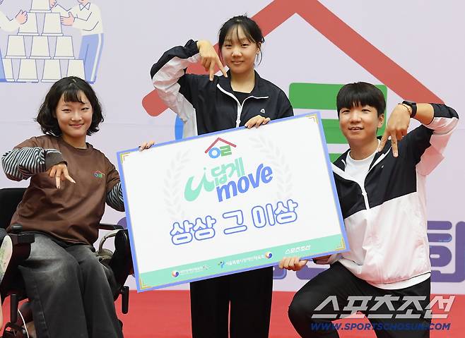 2025 서울림 운동회가 25일 서울 관악구 서울대학교 종합체육관에서 열렸다. 상상 그 이상 수상교 진관중 교사들이 굴러라구르님 김지우씨와 기념 사진을 찍고 있다. 정재근 기자 cjg@sportschosun.com/2025.10.25/