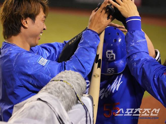 역전 3점 홈런을 친 호소카와를 주니치 선수들이 격하게 축하해주고 있다. 사진캡처=주니치 드래곤즈 SNS