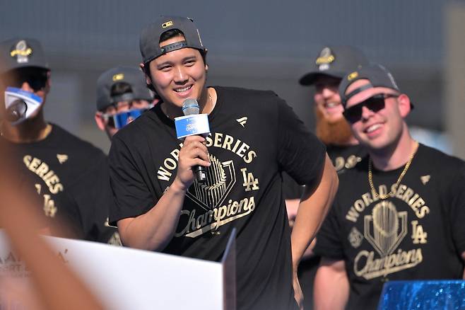 월드시리즈 우승 세리머니서 소감을 밝히고 있는 오타니. Imagn Images연합뉴스
