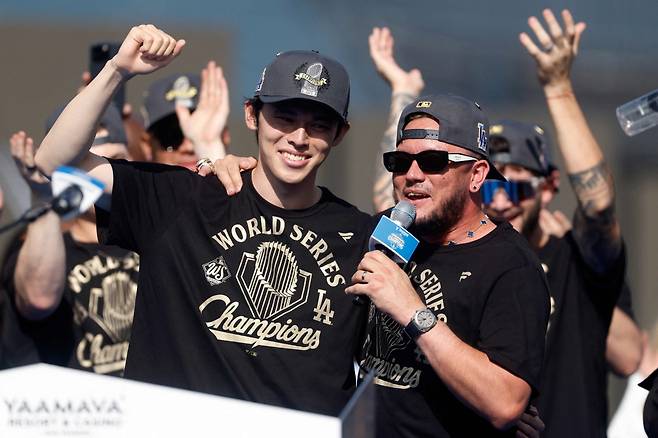 LOS ANGELES, CALIFORNIA - NOVEMBER 03: Roki Sasaki (L) and Miguel Rojas of the Los Angeles Dodgers speak to the crowd during the 2025 Dodgers World Series Celebration at Dodger Stadium on November 03, 2025 in Los Angeles, California.   Ronald Martinez/Getty Images/AFP (Photo by RONALD MARTINEZ / GETTY IMAGES NORTH AMERICA / Getty Images via AFP)

<저작권자(c) 연합뉴스, 무단 전재-재배포, AI 학습 및 활용 금지>