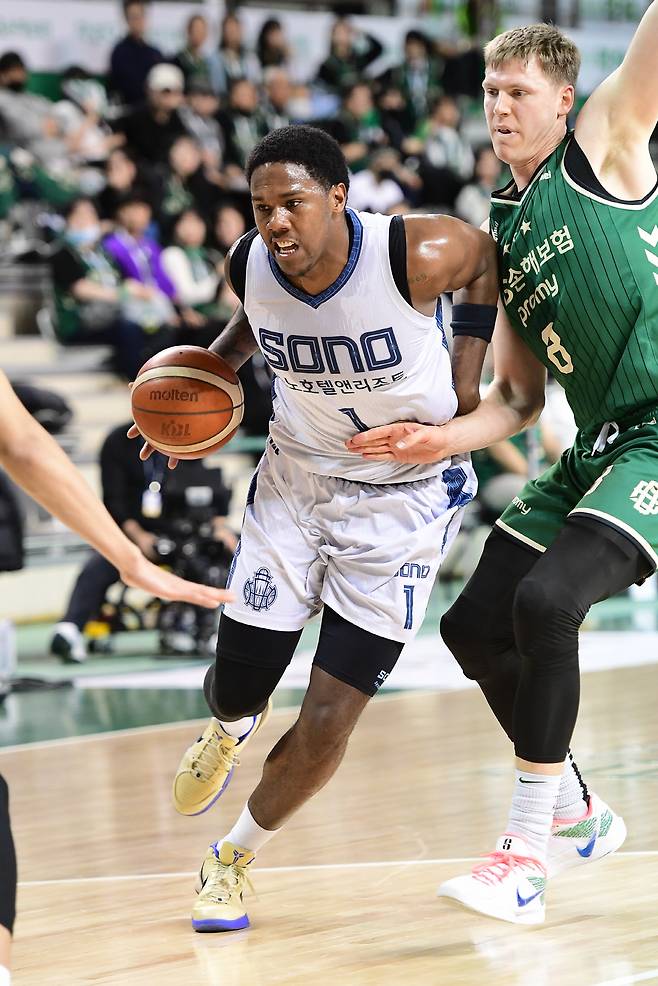 나이트는 특유의 불리볼, 골밑 장악으로 지배력을 과시했다. 엘런슨 역시 특유의 내외곽 정제된 득점력으로 훌륭한 경기력, 하지만, 4쿼터 허리 부상으로 나오지 못했다. 양팀의 희비가 엇갈린 이유다. 사진제공=KBL