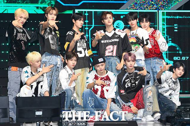 판타지보이즈 이한빈 강민서 히카루(각각 위 왼쪽에서 1번째 3번째 4번째) 김규래 홍성민 케이단(각각 아래 왼쪽에서 1번째 3번째 5번째)이 포켓돌스튜디오를 상대로 최근 전속계약 효력부존재확인 소송 및 효력정지가처분 신청을 제기했다. 사진은 2023년 데뷔 쇼케이스 당시 모습. /더팩트 DB