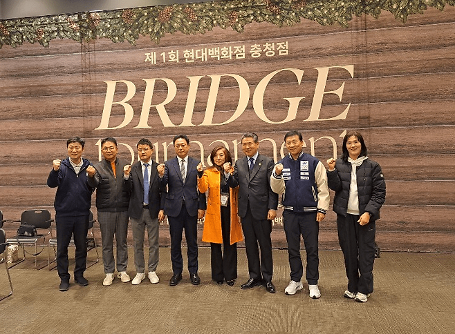 대한체육회 김윤만 본부장, 충주시 브리지협회 이광섭 회장, 이원근 현대백화점 충청점 점장, 충주시 체육회 진용섭 회장, 한국브리지협회 김혜영 회장, 충북체육회 윤현우 회장, 대한체육회 김택수 진천선수촌장, 여자 배구 U16 국가대표 이승여 감독(왼쪽부터) 사진 제공 현대백화점 충청점