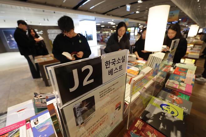 지난해 하반기부터 올 한 해 서점가 판매를 견인한 건 한국 문학, 특히 한국 소설이었다. 17일 오후 서울 교보문고 광화문점을 찾은 독자들이 한국 소설 베스트셀러 코너를 둘러보고 있다./장련성 기자