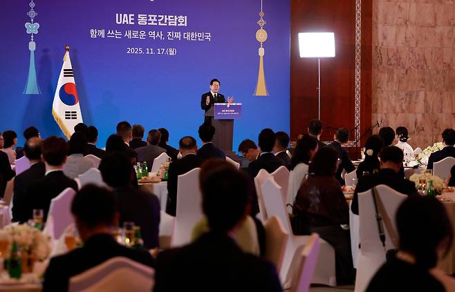 이재명 대통령이 17일(현지 시각) 아랍에미리트의 수도 아부다비의 한 호텔에서 현지 동포 150여명과 만나 간담회를 하고 있다./뉴시스