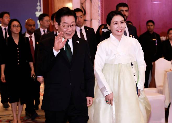 이재명 대통령과 김혜경 여사가 17일(현지 시각) 아랍에미리트의 수도 아부다비의 한 호텔에서 열린 현지 동포 간담회에서 동포들과 인사하고 있다./연합뉴스