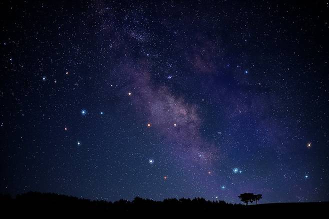 은하수와 소나무#01, 2025, 정선 , 불빛이 없는 강원도 정선 산속에서 장노출과 조리개를 여러번 조정해서 보케(초점을 흐리게 해서 광원의 둥근 부분이 퍼지는 현상)를 겹치게 해서 제작했다. / 사진가 주기중