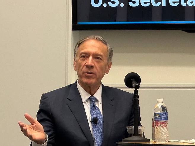 마이크 폼페이오 전 미 국무장관이 17일 미국 버지니아주 맥클린에서 한국 취재진과 만나 간담회를 하고 있다. /박국희 특파원