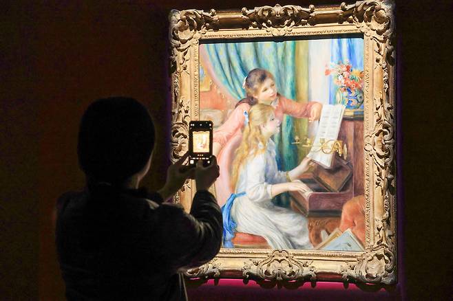 서울 용산구 국립중앙박물관에서 열린 '인상주의에서 초기 모더니즘까지, 빛을 수집한 사람들'-메트로폴리탄박물관 로버트 리먼 컬렉션' 전시를 찾은 시민이 작품 사진을 찍고 있다. /박성원 기자