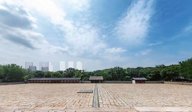 종묘 정전 상월대에서 세운지구를 바라본 시뮬레이션. 하얀색 건물은 사업시행계획 인가 완료된 구역에 새로 지어질 건물의 모습./서울시 제공