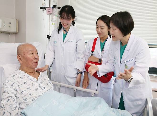 서울아산병원 낙상대응팀이 낙상 환자에게 낙상 재발 방지 교육을 진행하고 있다. ⓒ서울아산병원