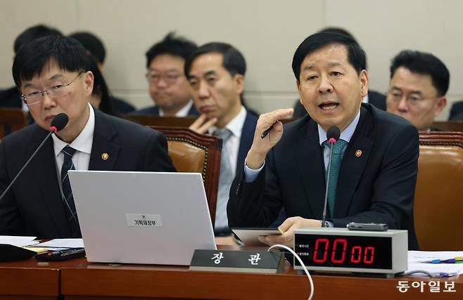 구윤철 부총리 겸 기획재정부 장관이 17일 국회 기획재정위원회 전체회의에서 답변하고 있다. 구 부총리는 이날 대미 투자 양해각서의 국회 비준 동의를 받아야 한다는 야당의 주장에 부정적인 견해를 밝혔다. 장승윤 기자 tomato99@donga.com