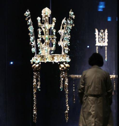 국립경주박물관을 찾은 관람객이 ‘신라 금관, 권력과 위신’ 특별전을 둘러보고 있다. 뉴스1