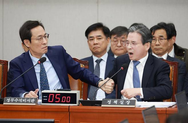 김용범 대통령비서실 정책실장이 18일 서울 여의도 국회에서 열린 운영위원회 전체회의에서 김은혜 국민의힘 의원의 전세 관련 질의를 듣던 중 가족이 언급되자 격노하고 있다. 옆에 있던 우상호 정무수석이 만류하고 있다. 2025.11.18 [서울=뉴시스]