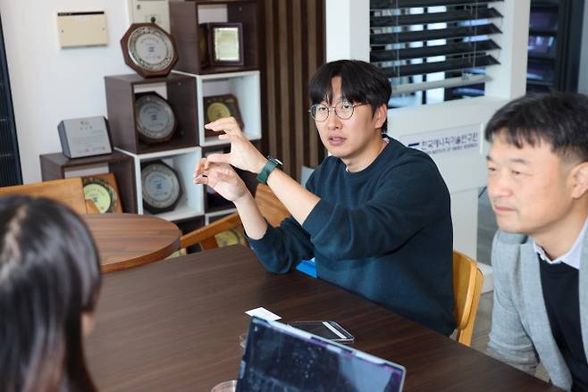 지난달 29일 에너지연 본원에서 만난 정인영 태양광연구단 선임연구원(왼쪽)과 김기환 태양광연구단 책임연구원이 기술이전 내용에 대해 설명하고 있다. 에너지연 제공