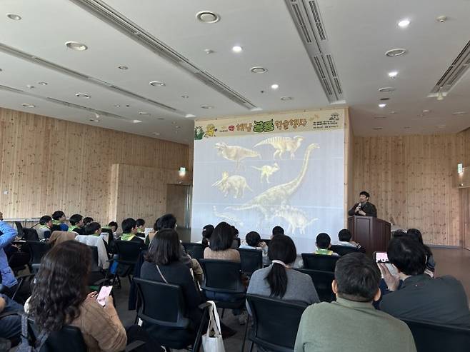 강연을 진행하는 박진영 서울대학교 기초과학연구원 선임연구원. 어린이과학동아 제공