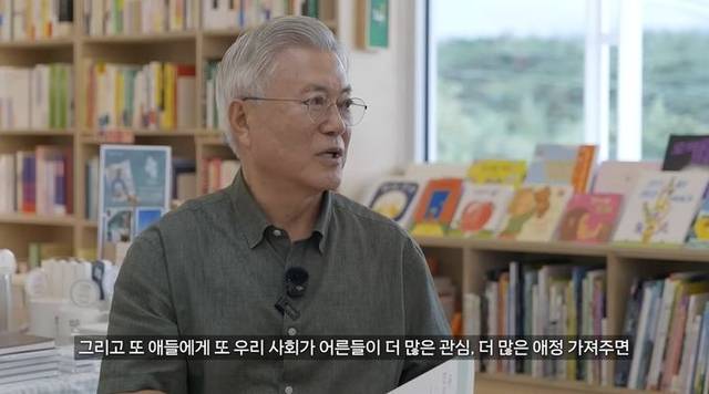 문재인 전 대통령이 유튜버로 데뷔했다. 사진은 유튜브 채널 ‘평산책방TV’에 등장한 문재인 전 대통령의 모습. [‘평산책방TV’ 방송화면]