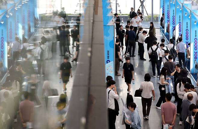 국가데이터처는 18일 임금 근로 일자리수가 지난 2분기에 전년동기 대비 11만개 증가하는데 그친 것으로 집계됐다고 발표했다. 사진은 지난 9월 대구에서 열린  ‘2025 청년 굿잡(GOOD JOB) 일자리 박람회’ 모습. 뉴시스