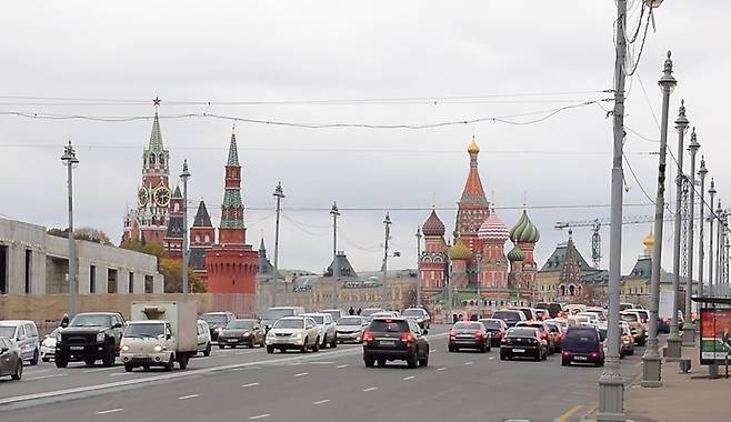 러시아 모스크바 도로를 달리는 자동차들