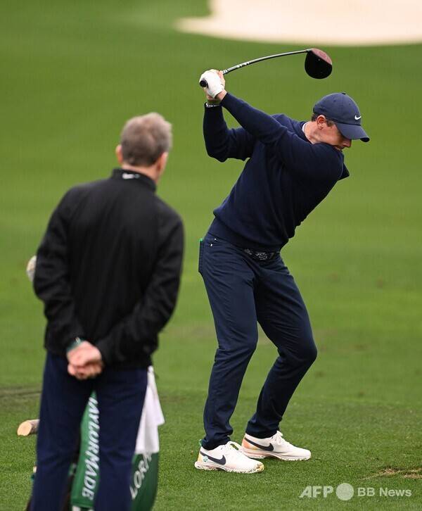 칼럼 내용과 관련 없는 참고 사진입니다. 사진은 2025년 DP월드투어(옛 유러피언투어) 두바이 레이스 랭킹 1위로 2025시즌 종합 우승을 차지한 로리 맥길로이가 코치와 함께 스윙을 연습하는 모습이다. 사진제공=ⓒAFPBBNews = News1 (사진을 무단으로 사용하지 마십시오.)