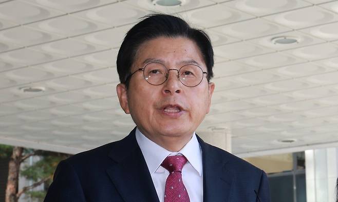 내란 선전·선동 혐의를 받는 황교안 전 국무총리가 12일 서울 서초구 서울고등검찰청에 마련된 내란 특검 사무실로 체포되며 입장을 밝히고 있다. 연합뉴스