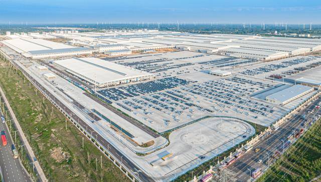 중국 허난성 정저우에 있는 BYD 공장. 323만 평에 달하는 드넓은 부지에서 시간당 50여 대 완성차 생산이 가능하다. BYD코리아 제공