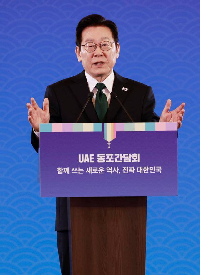 아랍에미리트(UAE)를 국빈 방문 중인 이재명 대통령이 17일(현지시간) 아부다비의 한 호텔에서 열린 동포만찬간담회에서 인사말을 하고 있다. 아부다비=연합뉴스