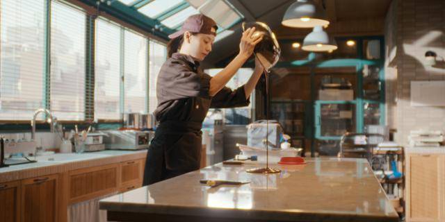 드라마 '로맨틱 어나니머스'에서 시선공포증을 가진 하나는 정체를 숨긴 '익명의 쇼콜라티에'로 살아간다. 넷플릭스 제공