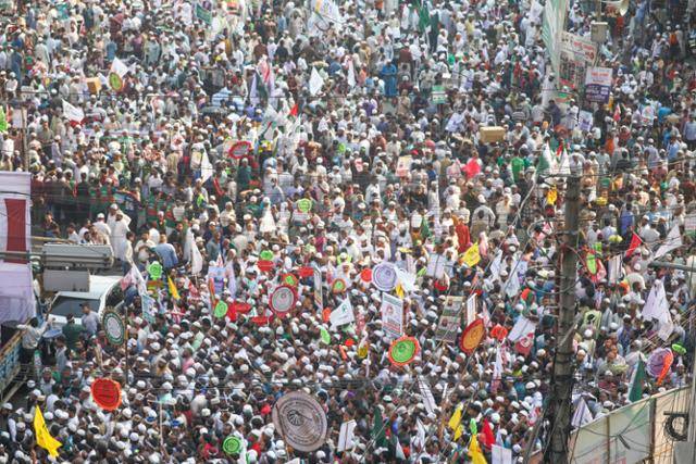 방글라데시 다카의 팔탄 교차로에서 8개 이슬람 정당의 지지자와 다수의 회원들이 대규모 집회에 참여하고 있다. EPA=연합뉴스