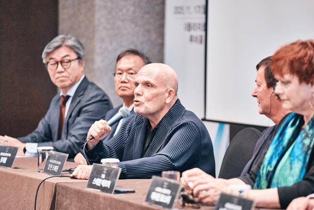 17일 오페라 '트리스탄과 이졸데' 기자간담회에 참석한 최상호(왼쪽부터) 국립오페라단 단장 , 정재왈 서울시향 대표, 얍 판 츠베덴 서울시향 음악감독, 연출가 슈테판 메르키, 소프라노 캐서린 포스터. 국립오페라단 제공