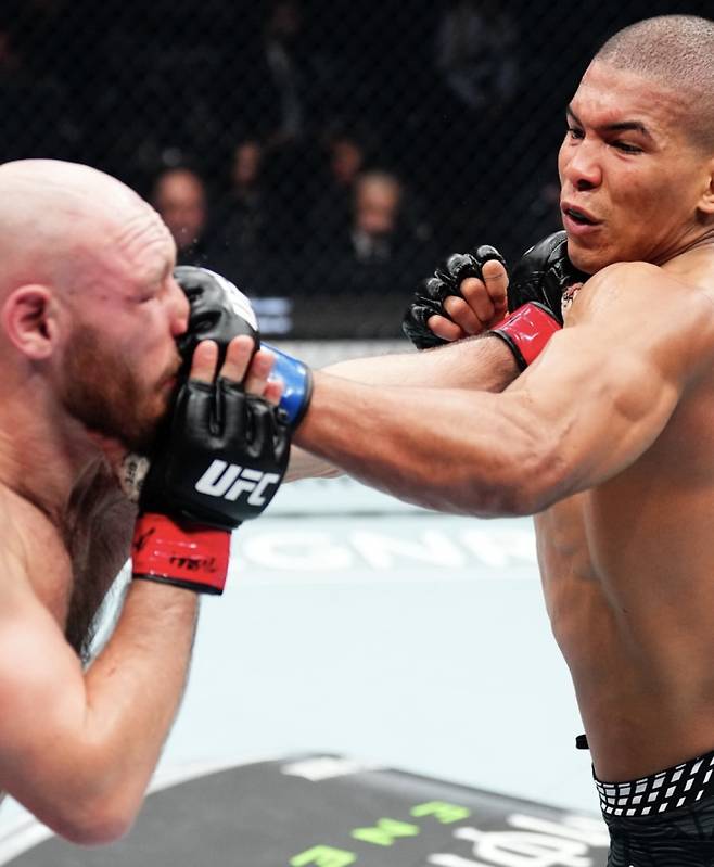 UFC 첫 승을 거둔 마테우스 카밀루(오른쪽). 사진=UFC 파이트 패스 브라질 SNS