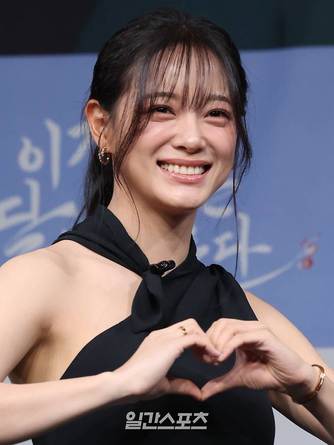 배우 김세정이 30일 오전 서울 마포구 상암 MBC 골든마우스홀에서 열린 MBC 새 금토드라마 '이강에는 달이 흐른다' 제작발표회에 참석해 포토타임을 갖고 있다.서병수 기자 qudtn@edaily.co.kr /2025.10.30/