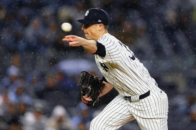 <yonhap photo-2422=""> NEW YORK, NEW YORK - APRIL 11: Ryan Yarbrough #33 of the New York Yankees pitches in the first inning against the San Francisco Giants at Yankee Stadium on April 11, 2025 in New York City. Mike Stobe/Getty Images/AFP (Photo by Mike Stobe / GETTY IMAGES NORTH AMERICA / Getty Images via AFP)/2025-04-12 09:19:07/ <저작권자 ⓒ 1980-2025 ㈜연합뉴스. 무단 전재 재배포 금지, AI 학습 및 활용 금지></yonhap>