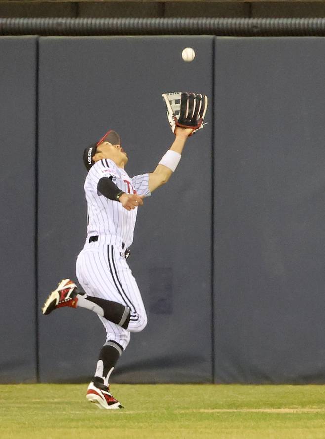 2025 KB0리그 프로야구 LG트윈스와 한화이글스의 경기가 26일 오후 서울 잠실야구장에서 열렸다. 5회초 무사 황영묵의 안타성 타구를 중견수 박해민이 달려가 역동작으로 잡아내고 있다. 잠실=김민규 기자 mgkim1@edaily.co.kr /2025.03.26/