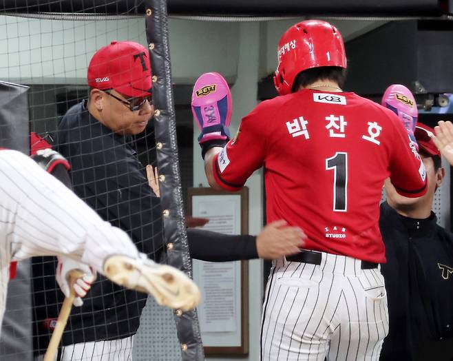 <yonhap photo-7291="">11일 광주기아챔피언스필드에서 열린 프로야구 삼성 라이온즈와 KIA 타이거즈의 경기. KIA 이범호 감독이 8회말에 득점을 한 박찬호를 격려하고 있다. 2025.6.11 [연합뉴스[</yonhap>