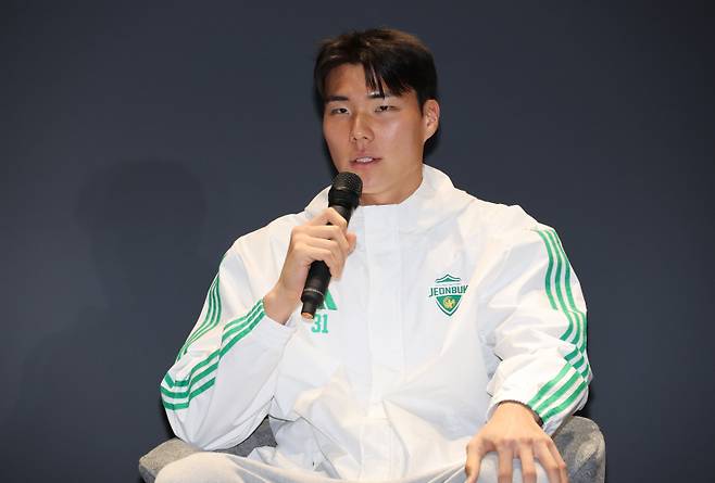 <yonhap photo-5675=""> 인터뷰하는 송범근 선수 (전주=연합뉴스) 임채두 기자 = 5일 전주월드컵경기장 이벤트홀에서 열린 전북 현대 모터스 K리그1 우승 미디어데이에서 송범근 선수가 취재진 질문에 답하고 있다. 2025.11.5 doo@yna.co.kr/2025-11-05 15:07:50/ <저작권자 ⓒ 1980-2025 ㈜연합뉴스. 무단 전재 재배포 금지, AI 학습 및 활용 금지></yonhap>