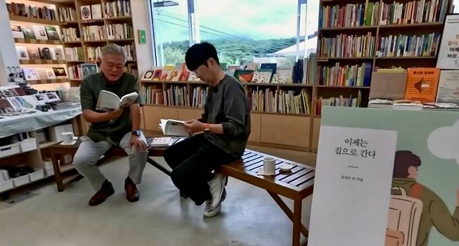 유튜브에서 문재인 전 대통령(왼쪽)이 탁현민 교수가 함께 책을 소개하고 있다. (평산책방 유튜브 캡처)