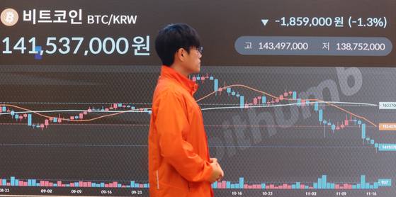 17일 오후 서울 서초구 빗썸 라운지 전광판에 비트코인 가격이 표시돼 있다. 이날 비트코인 가격은 개당 약 1억4100만원대로 하락세를 나타냈다. 한 달 전 역대 최고를 찍었던 비트코인 가격이 최근 추락을 거듭하며 올해 초부터 쌓아온 30% 이상 상승분을 모두 반납했다. [뉴스1]