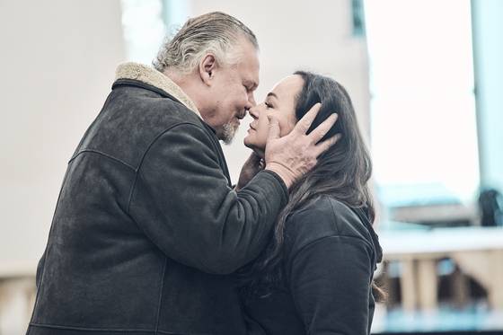 트리스탄과 이졸데 무대에 서는 배우와 제작진들. 주연인 성악가 브라이언 레지스터(트리스탄)와 엘리슈카 바이소바(이졸데). [사진 국립오페라단]